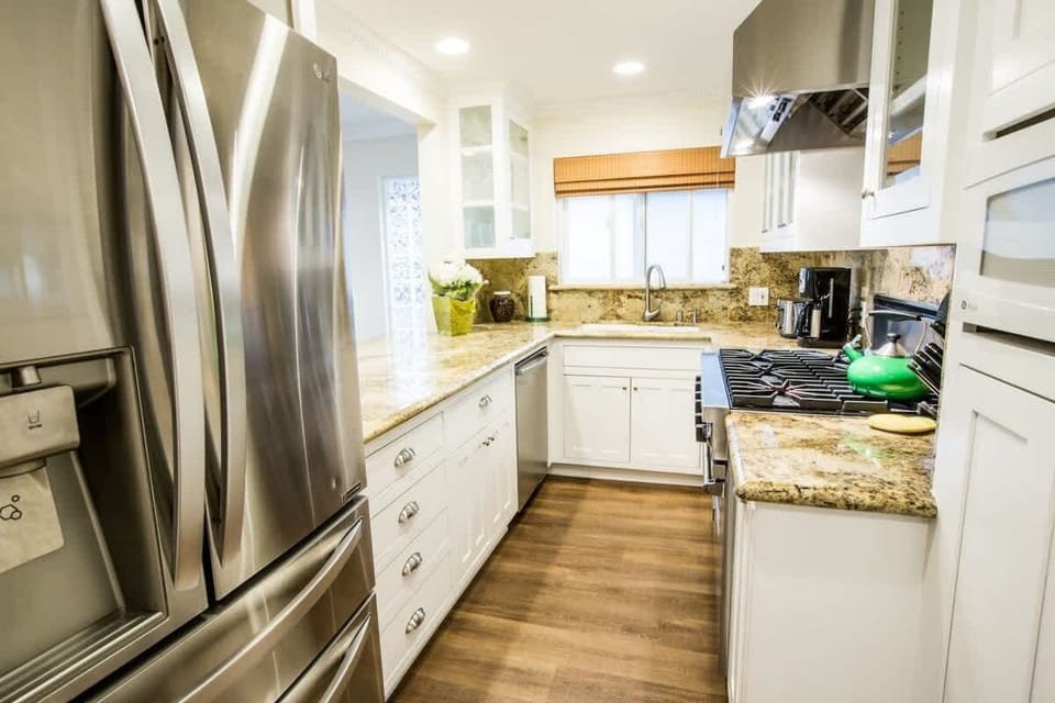 PROFESSIONAL GALLEY KITCHEN