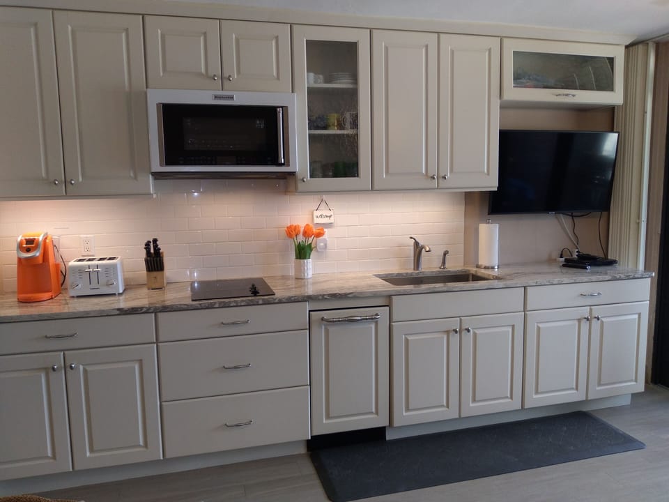 Well-equipped kitchen with Kitchen Aid appliances & 2020 Samsung TV