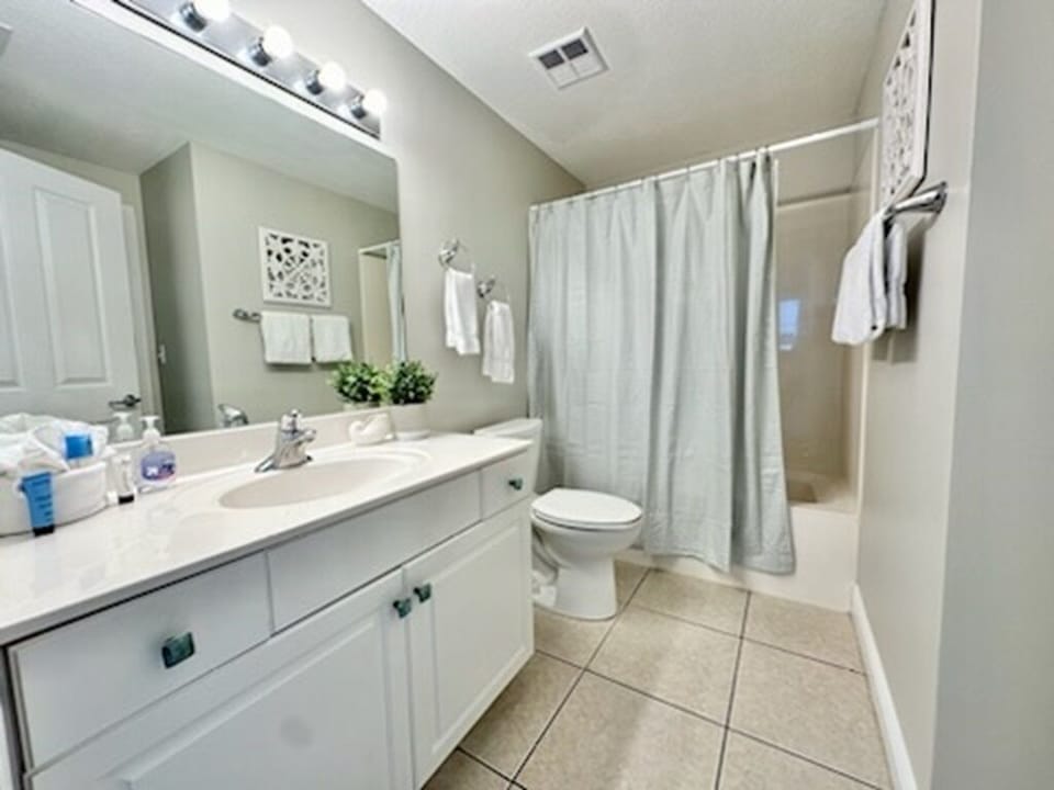 2nd bath with shower tub combo..