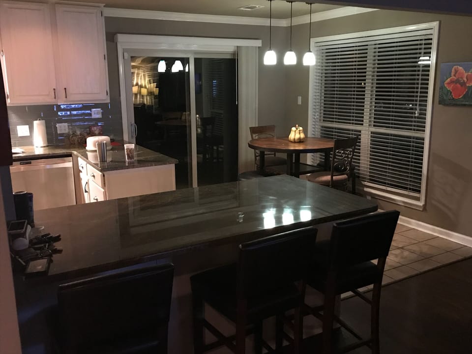 Kitchen / breakfast area seating for 7