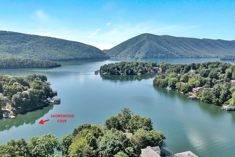 House is in a quiet cove 1.5 miles to the SML dam