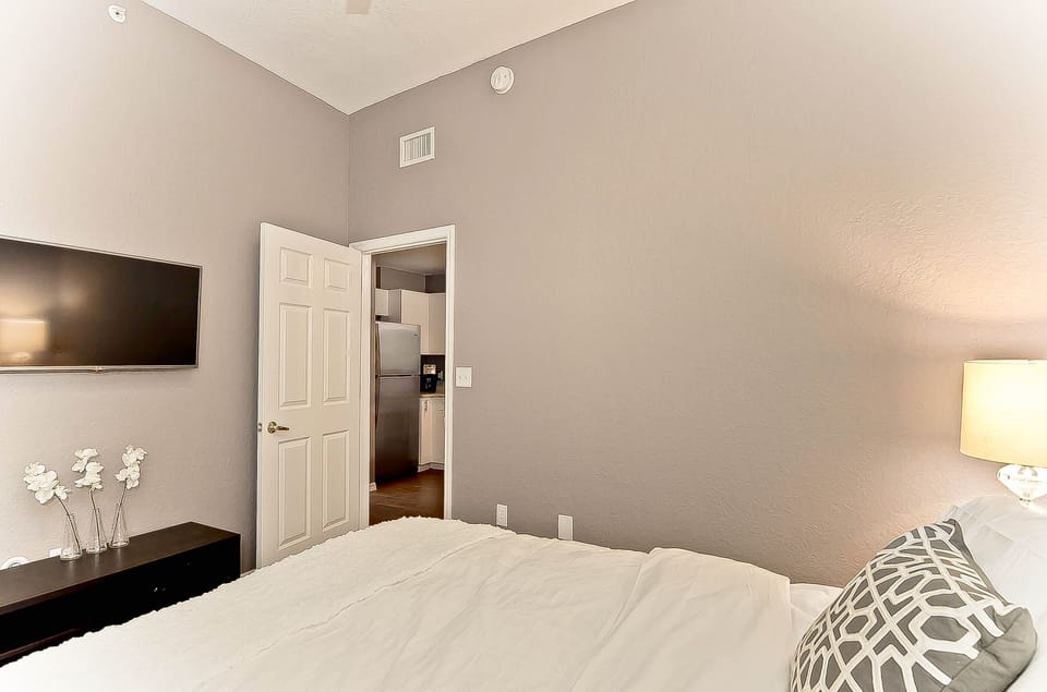 Guest Room: tempurpedic like Queen size bed, luxury sheets, bedbug proof mattres