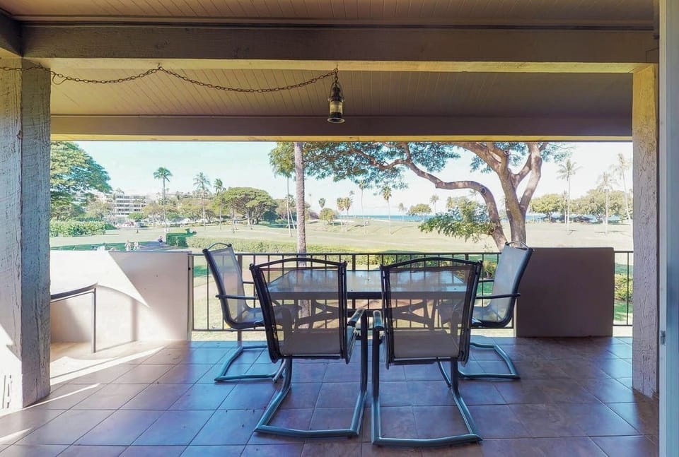 TABLE ON LANAI
