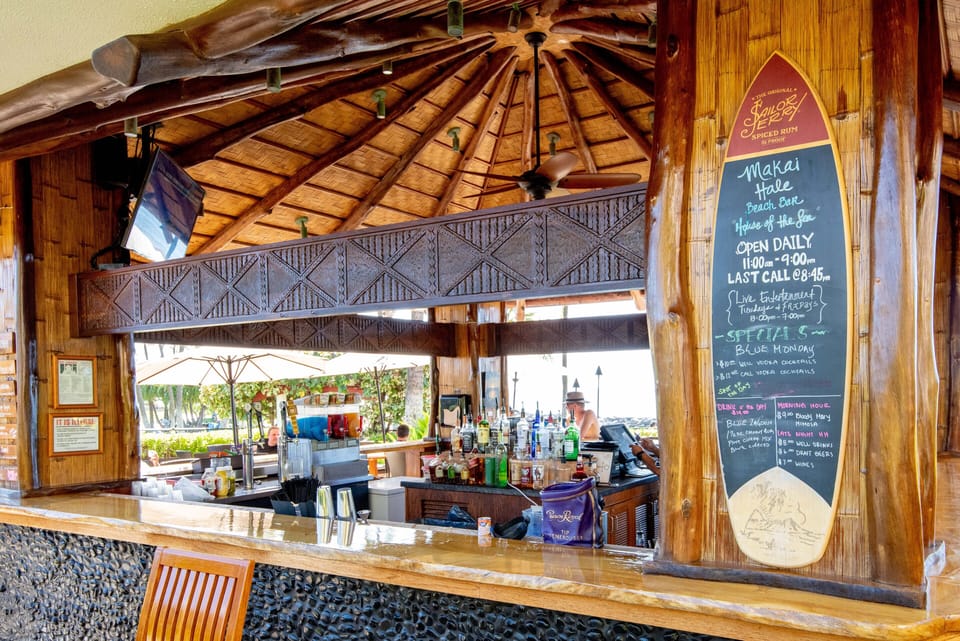 Drink a Hawaiian cocktail or have a beer at the pool bar overlooking the ocean.