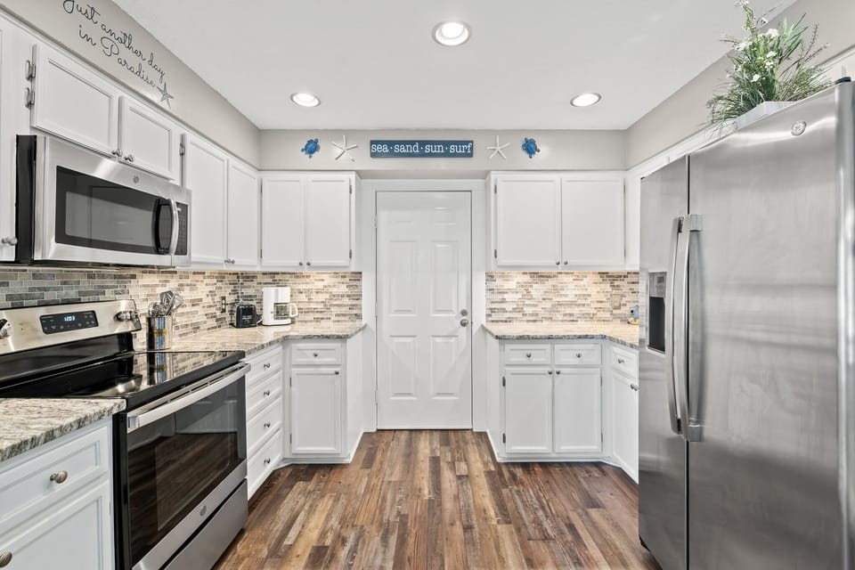 beautiful, fully stocked kitchen