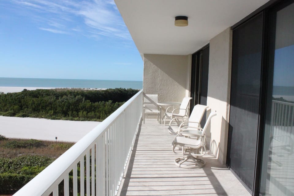 Enormous lanai w/multiple tables, 2 chairs, 2 rockers & 2 chaise lounge chairs