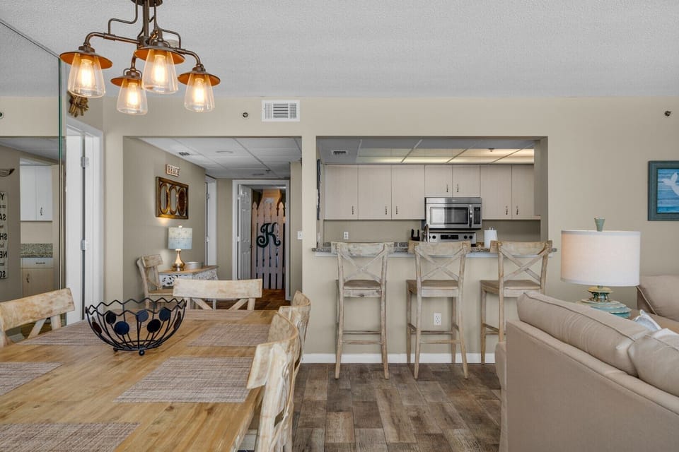 Dining area and breakfast bar