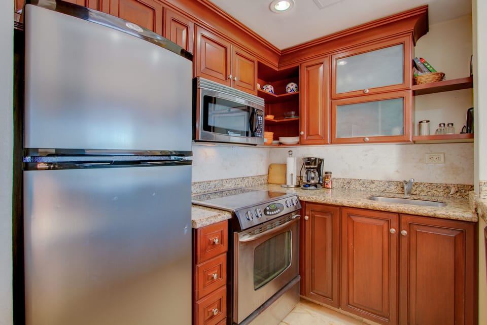 Stainless & Granite.  Don't want to cook?  On-site restaurant & swim-up bar 