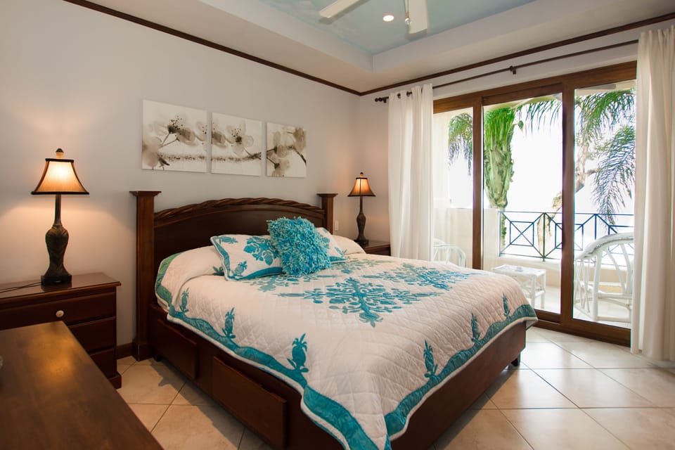 Master suite with king bed, private bathroom and unobstructed ocean views 