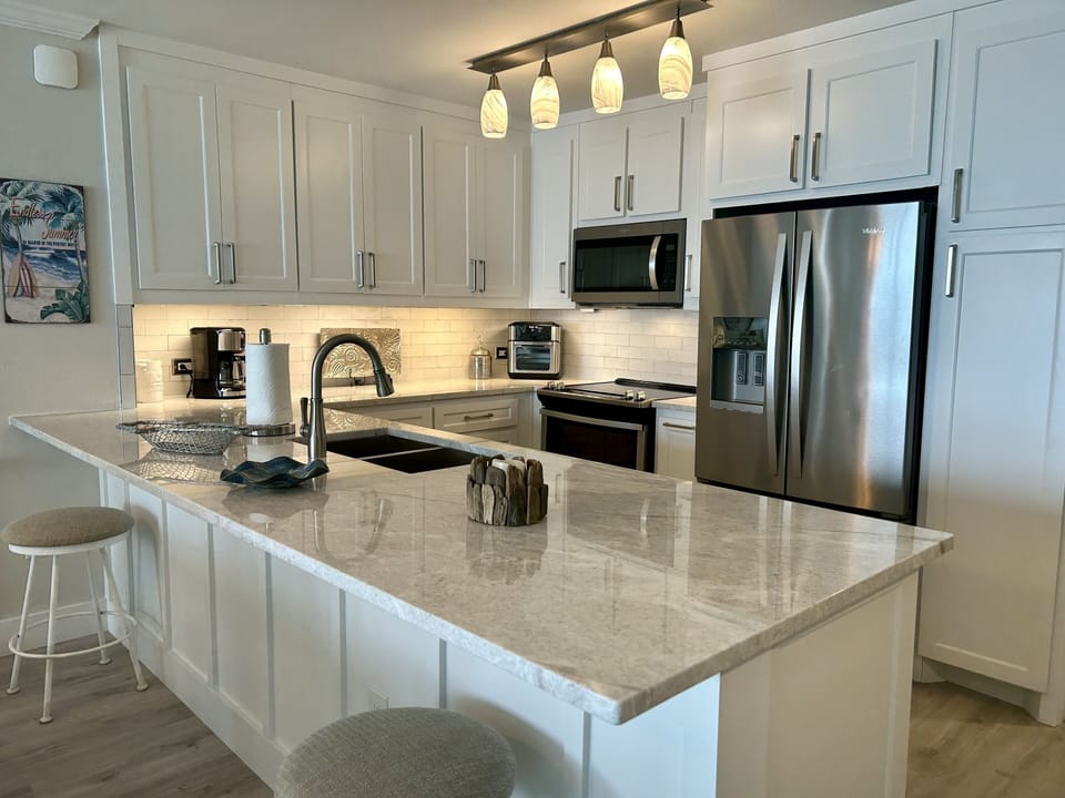 Newly updated kitchen!  Quartzite countertops, new cabinets.