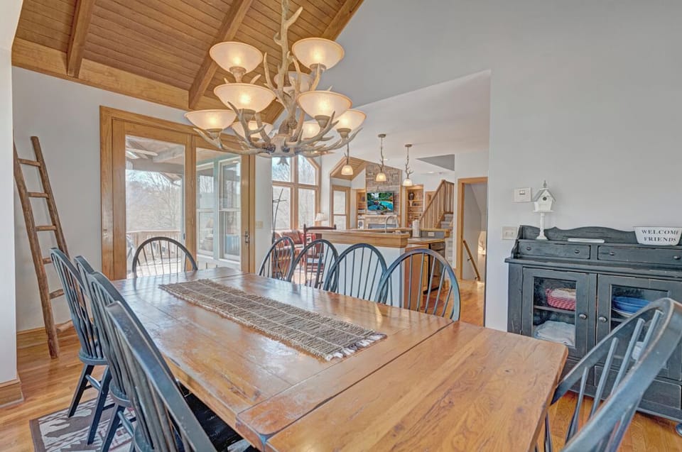 Dining Room Area--- Bright and Inviting