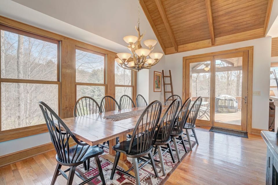 Dining Room Area--- Enough Seating for 10