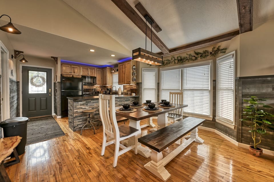 Cabin in the Smoky Mountains "The Playful Bear" - Dining area and kitchen
