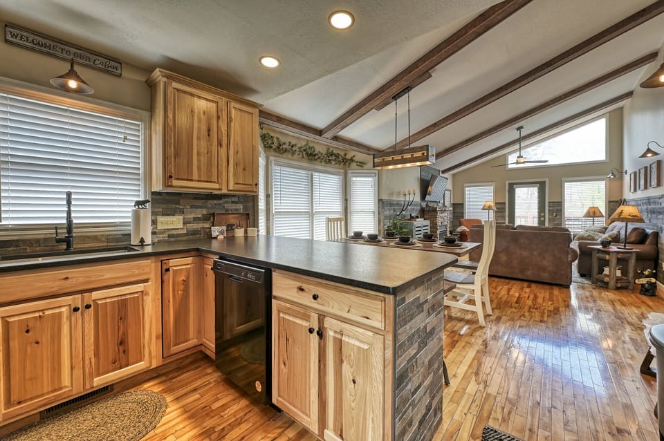 Vacation Rental in Pigeon Forge "The Playful Bear" - Kitchen and living room