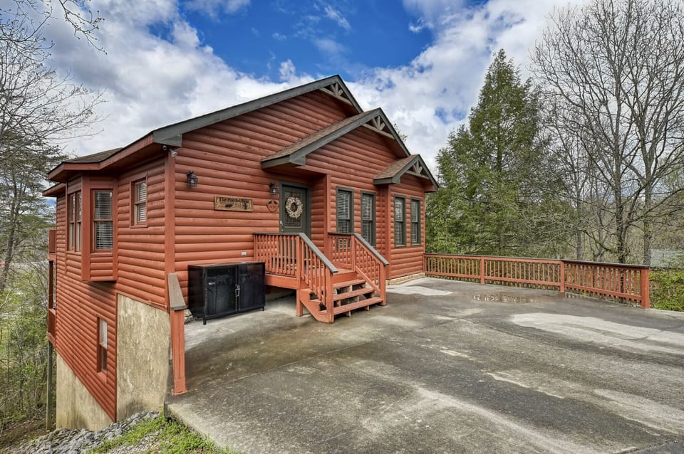 Pigeon Forge Vacation Rental "The Playful Bear" - Parking area