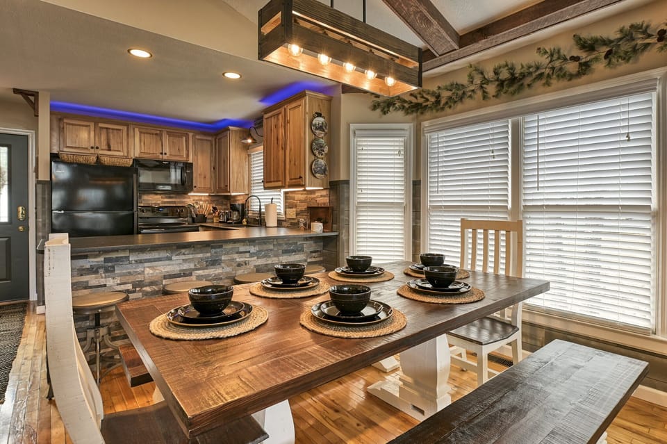 Pigeon Forge Vacation Rental "The Playful Bear" - Dining table