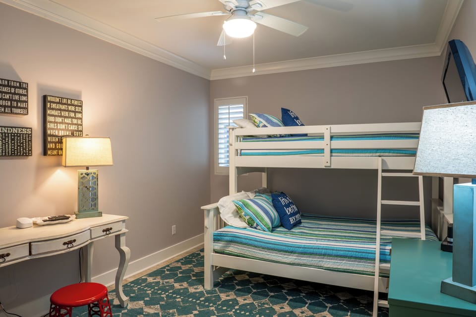 Bunkroom - perfect for kids and adults
with a queen bed on the lower bunk. 