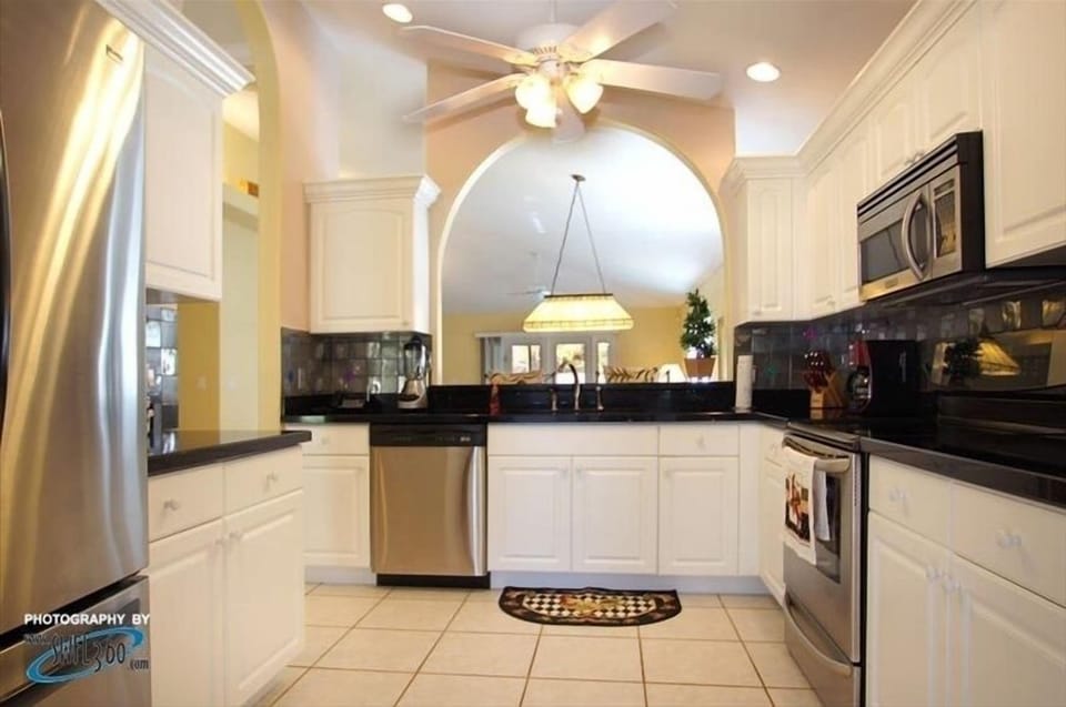 FULLY EQUIPPED KITCHEN WITH STAINLESS STEEL APPLIANCES
