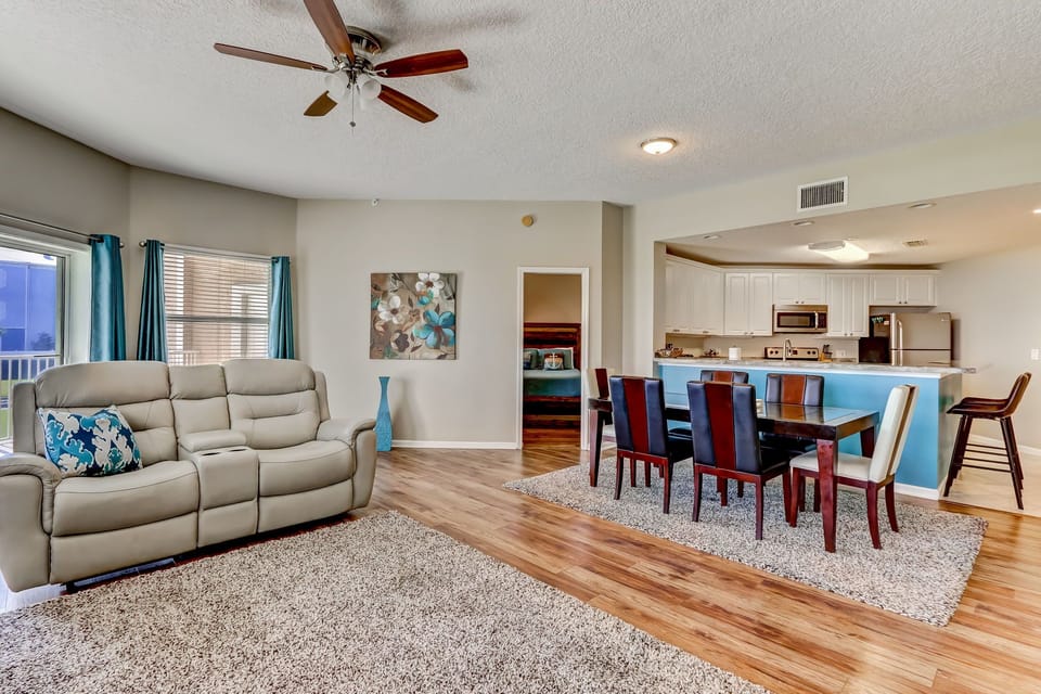 Large Great Room with Dining Table Seating 6