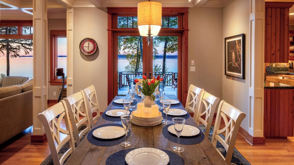 Dining Room
Seats 10