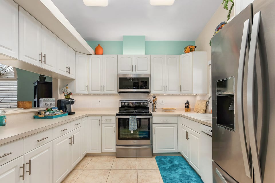 Fully stocked Kitchen makes cooking easy-Cookware, bakeware, dishes provided!