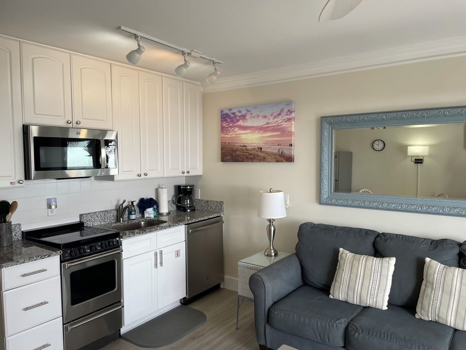 Fully furnished kitchen.