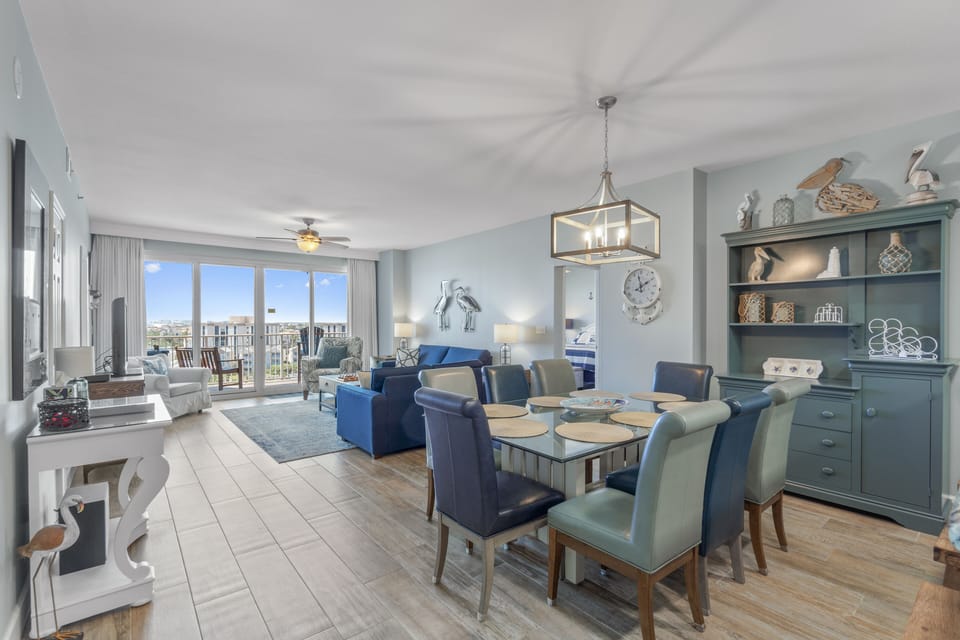 Open living concept with dining for 8