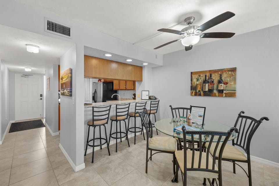 Barr Stools and kitchen table