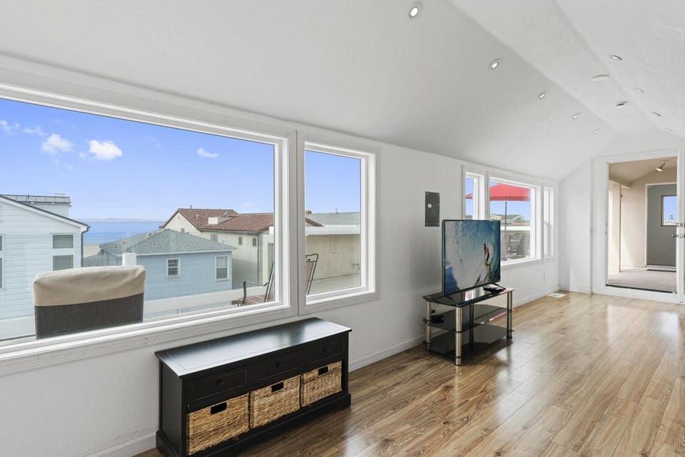 Enclosed third level bonus room provides two full-size futon sofabeds, linens, and TV. Check listing for age appropriate use, as it's not completely connected to main upper unit.
                
