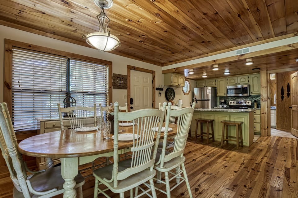 Pet Friendly Cabin in the Smokies "Treeside" - Dining area and kitchen