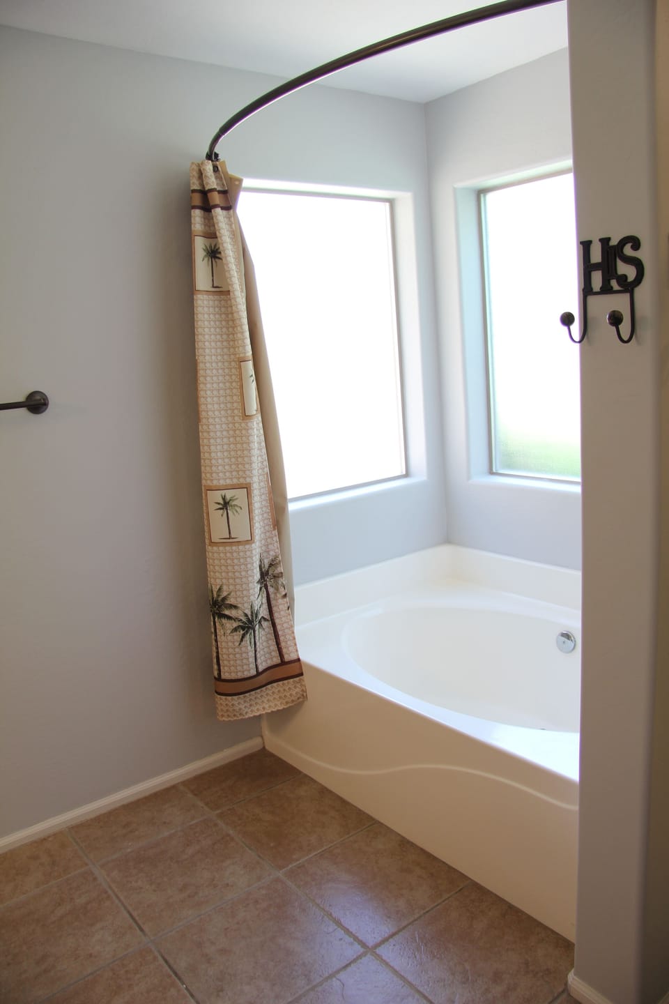 Large tub in Master