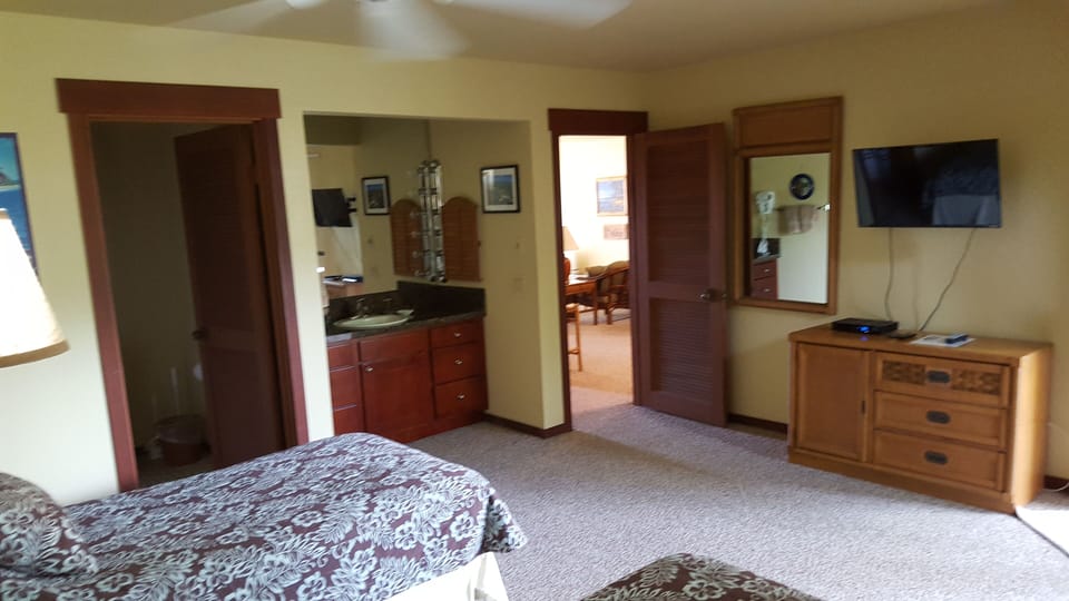 2nd bedroom -two twins or king be