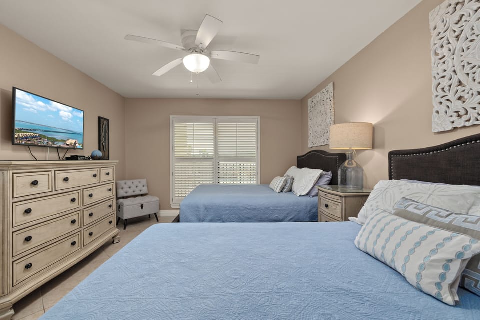 Guest bedroom with 2 queen beds