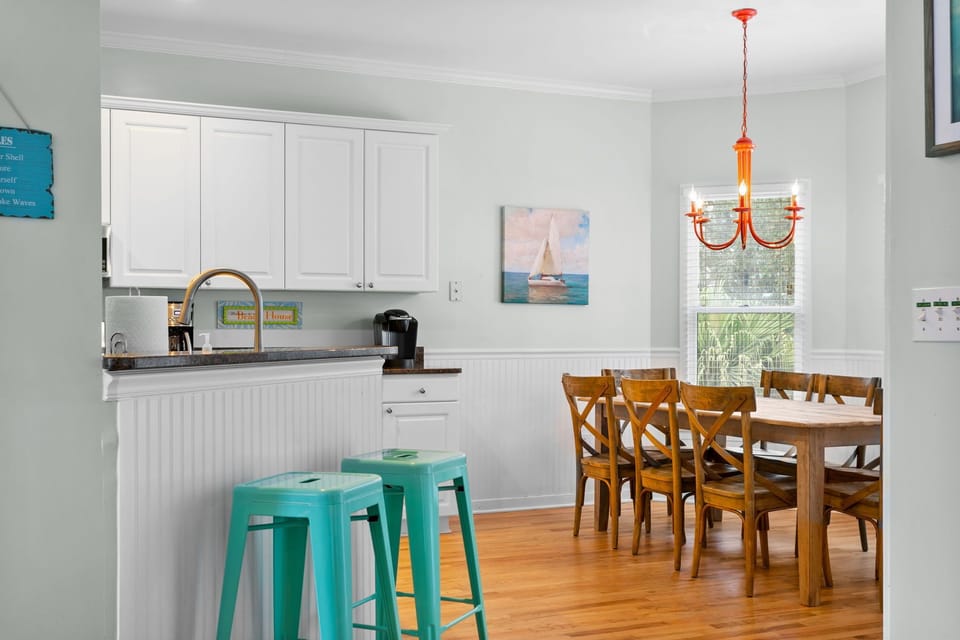 looking towards kitchen