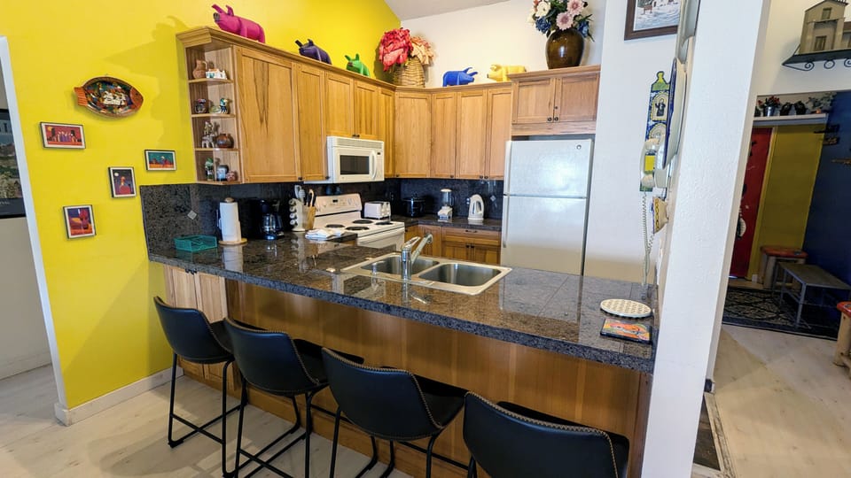 Beaver Creek West Condo C-4 kitchen with breakfast bar