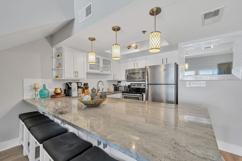 Full Kitchen with 4 bar stools
