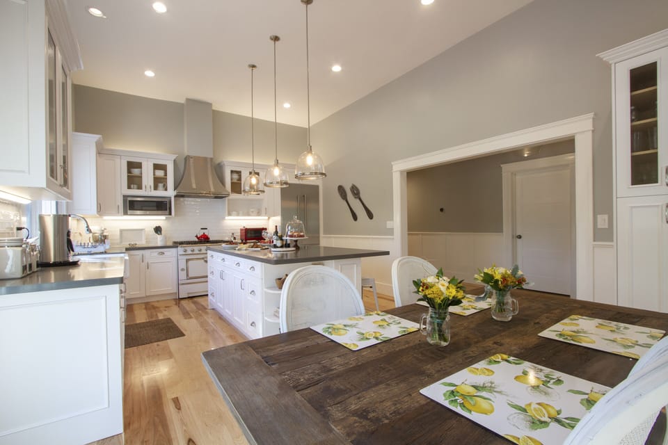 Kitchen with breakfast nook