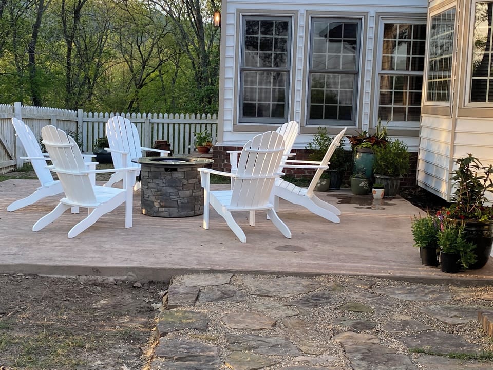 Outdoor Patio w/fire pit and gas grill