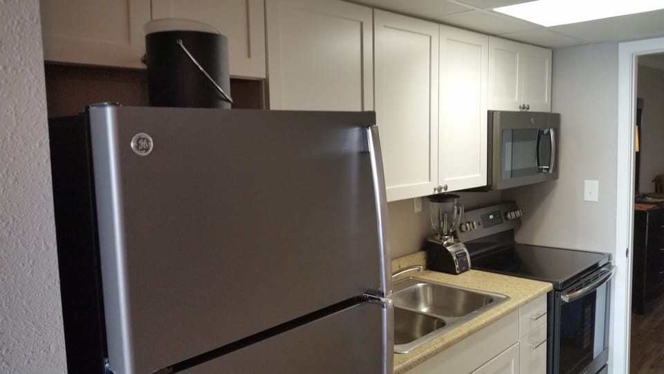 Brand-new appliances (2018) and Kitchen.  Fully Stocked!
