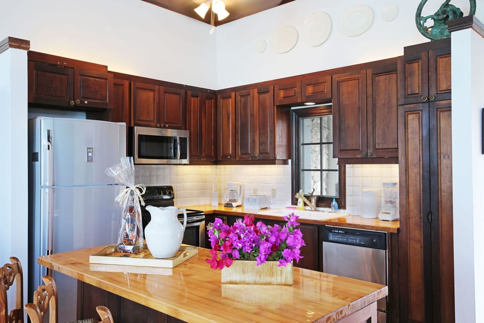 Lovely kitchen, mini bar and dining space