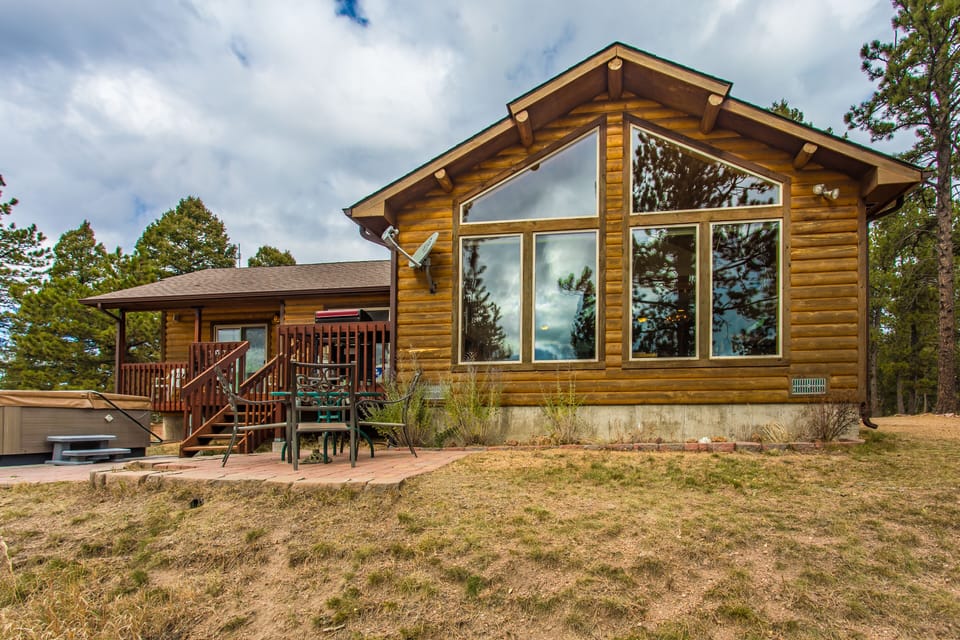 The Elk Spring Cabin located on 35 secluded acres, hottub, Pikes Peak view.