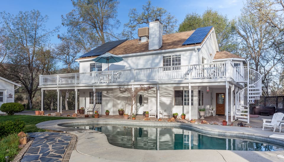 Lovely Large Estate with Beautiful Views of the Sierras! 