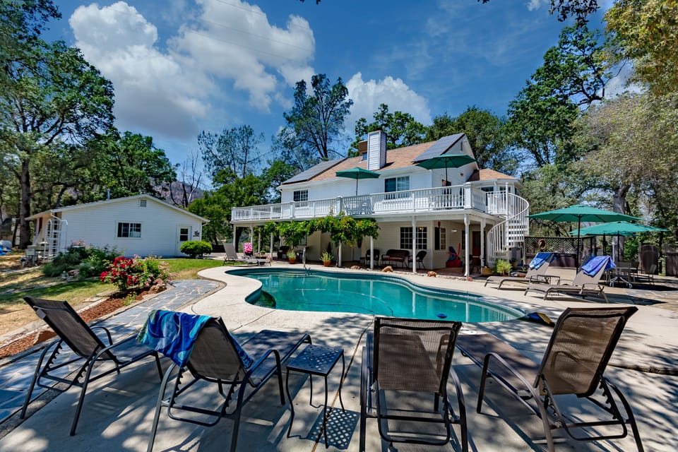 Lovely Large Estate with Beautiful Views of the Sierras! 