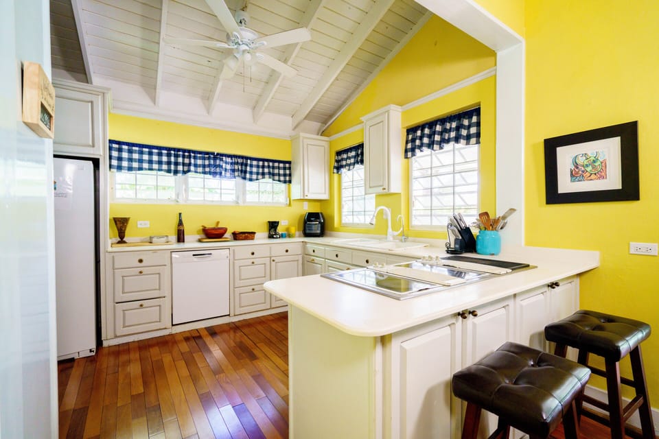 Kitchen bar area