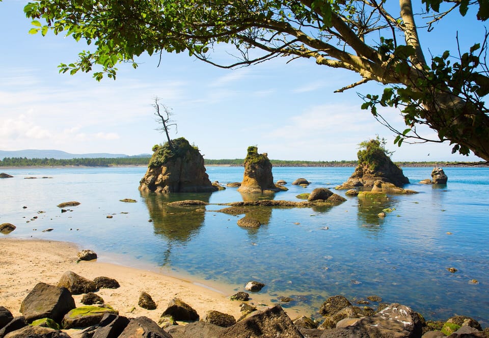 Nearby dramatic rock formations & shoreline