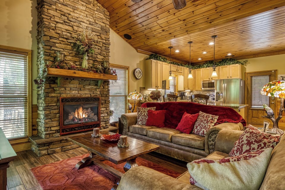 Luxury Cottage in the Smokies "Crystal Waters" - Living room with kitchen