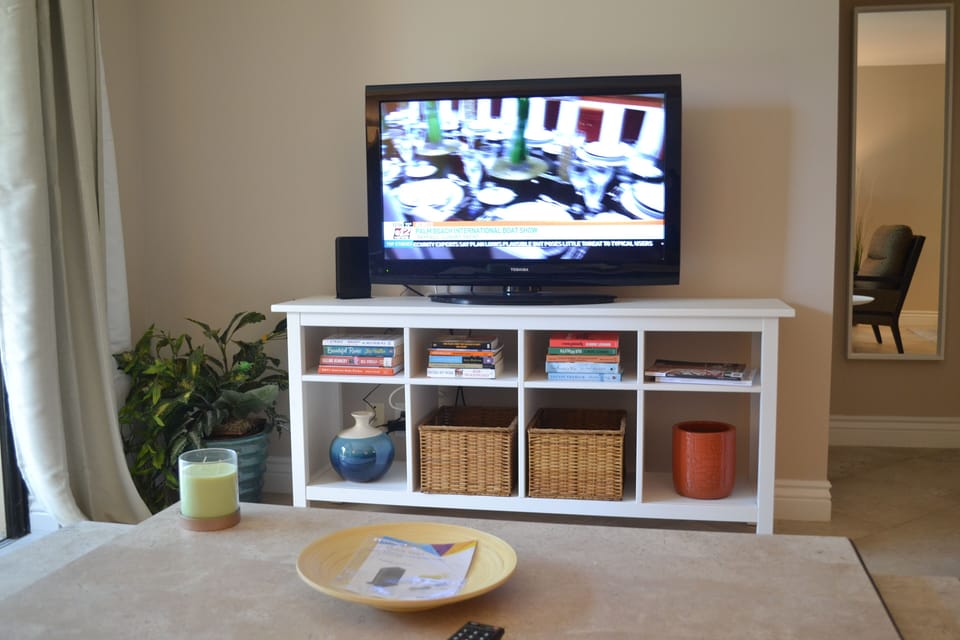 Two flatscreen TV's with cable service