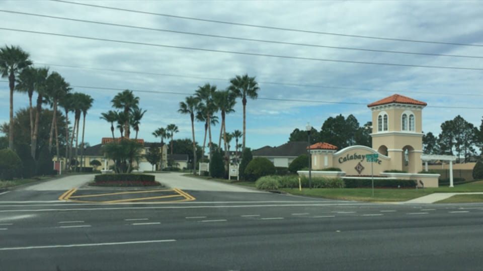 Calabay Parc Entrance