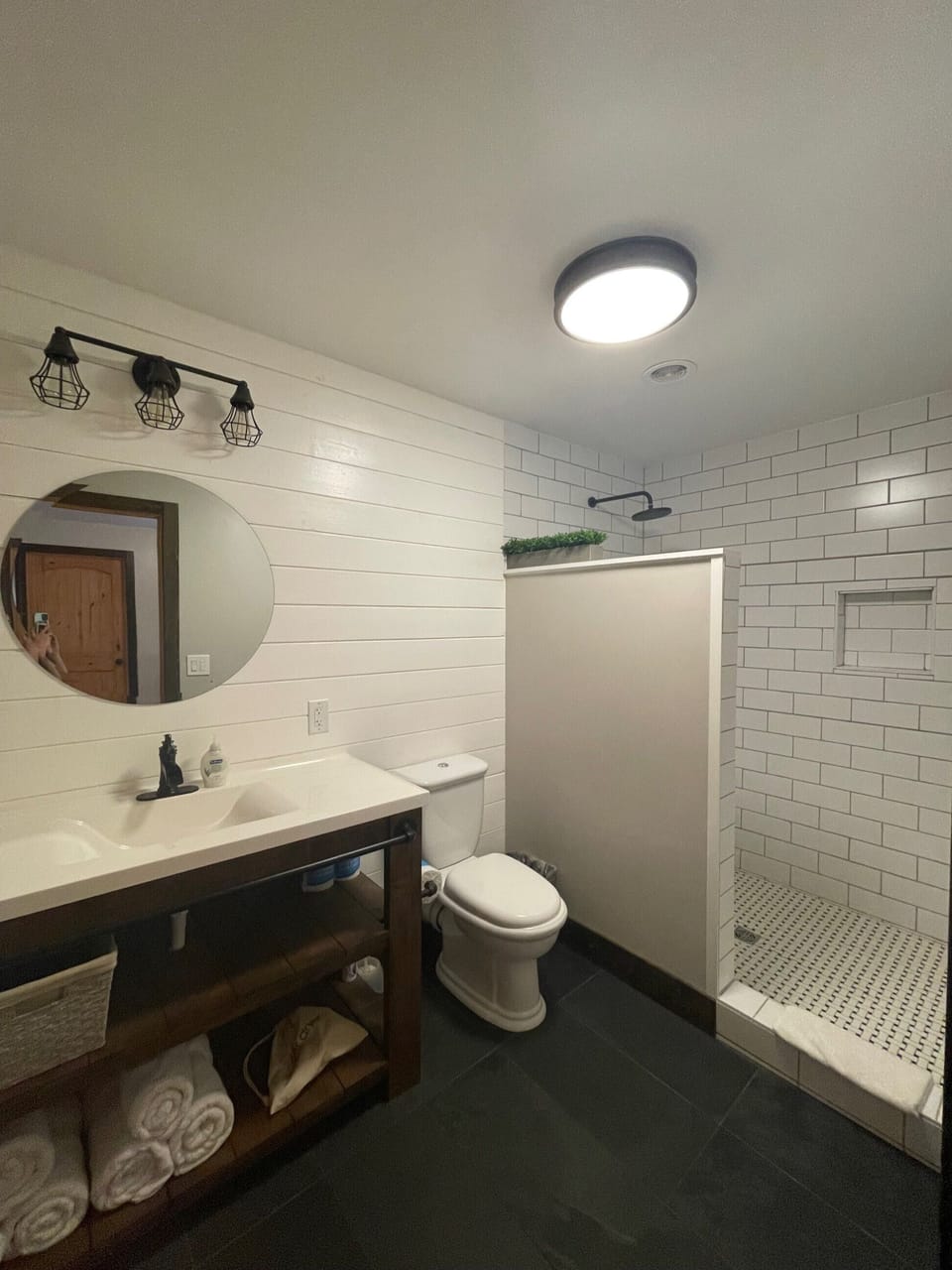 Shared bathroom for bedroom 5 and 6 on the upper floor.