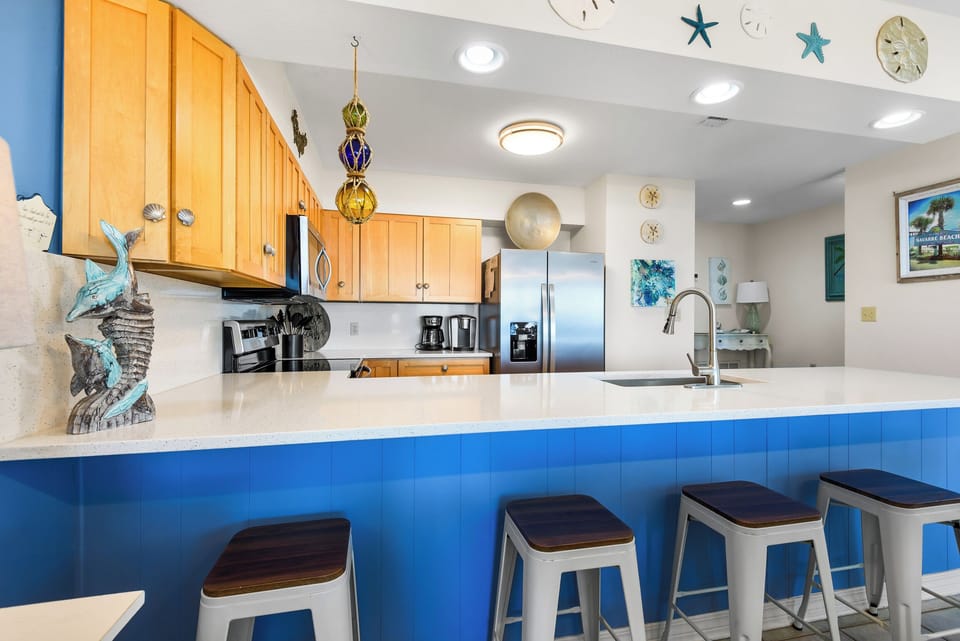 Eat-in kitchen bar seating